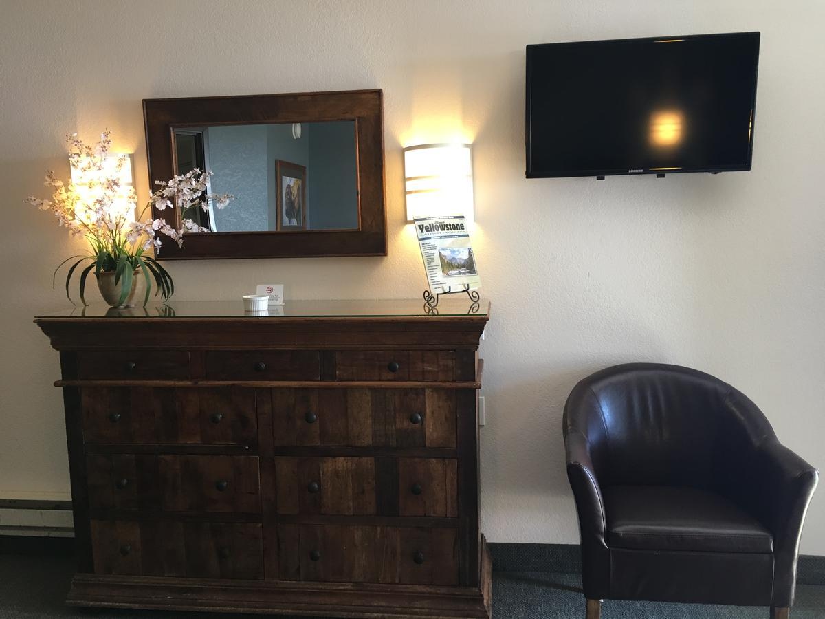 Travelodge By Wyndham Gardiner Yellowstone Park North Entr Exterior foto